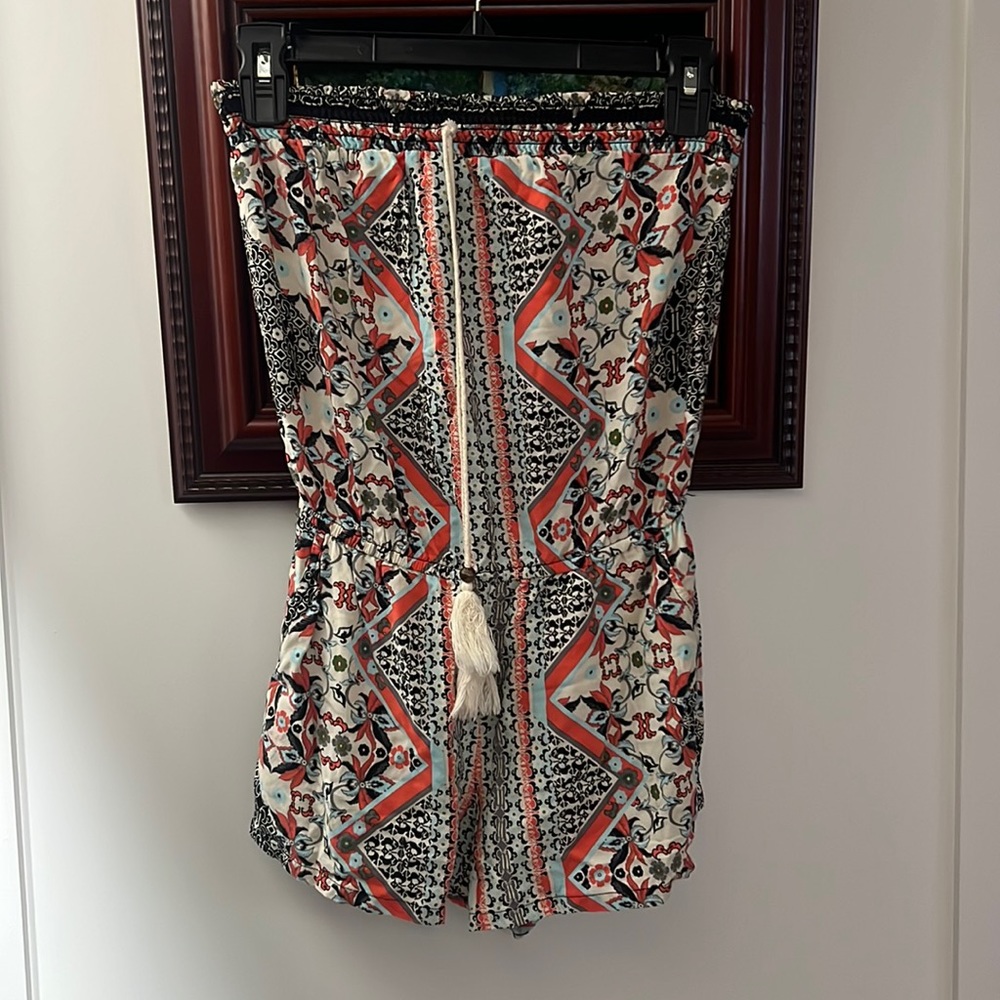 Strapless patterned romper